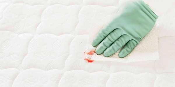 Cómo quitar manchas de sangre de un colchón