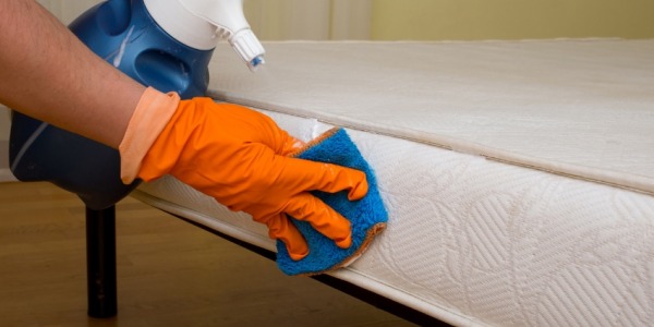 ¿Cómo limpiar las manchas de sudor de un colchón?