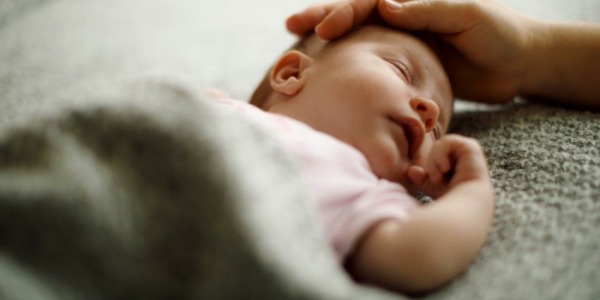 Los peligros de no escoger el colchón adecuado para un bebé