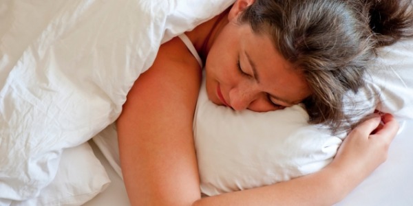 Dormir abrazado de una almohada ¿es recomendable?